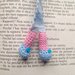 Segnalibro Lettrice immersa nei libri con gambe amigurumi e scarpine azzurre con perline, fatto a mano all'uncinetto