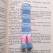 Segnalibro Lettrice immersa nei libri con gambe amigurumi e scarpine azzurre con perline, fatto a mano all'uncinetto