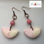 Orecchini mezzelune patchwork rosa con perle in vetro