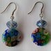 Orecchini pendenti con perlina piatta multicolore e mezzo cristallo azzurro nickel free