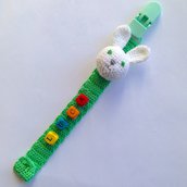 Catenella portaciuccio verde con coniglietto bianco amigurumi e nome del bebè con perline, fatto a mano all'uncinetto 