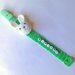 Catenella portaciuccio verde con coniglietto bianco amigurumi e nome del bebè con perline, fatto a mano all'uncinetto 