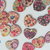 10 bottoni legno cuore stampati fiori 17x17mm circa