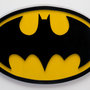 Logo Batman in legno, interamente realizzato a mano con la tecnica del traforo e dipinto di giallo e nero, con colori all'acqua.