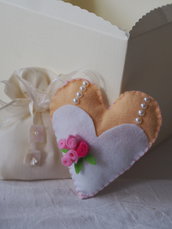 BOMBONIERA da MATRIMONIO in feltro.Cuore che rappresenta un abito da sposa.Applicate roselline e mezze perle.