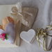 BOMBONIERA da MATRIMONIO in feltro.Cuore che rappresenta un abito da sposa.Applicate roselline e mezze perle.