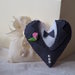 BOMBONIERA da MATRIMONIO in feltro.Cuore che rappresenta un abito da sposo.Applicata rosellina e mezze perle.