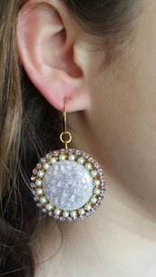 orecchini con cabochon in ceramica lilla e catene strass perla e lilla, monachella dorata anallergica
