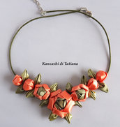 Collana kanzashi fatta a mano con fiori arancione