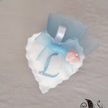 Bomboniera battesimo per bimbo portaconfetti cuore in tessuto bianco, piedini e lettera personalizzabile