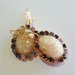orecchini con cabochon in resina color perla, catena strass multicolor nelle tonalità del viola, monachella anallergica dorata a fiore