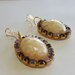 orecchini con cabochon in resina color perla, catena strass multicolor nelle tonalità del viola, monachella anallergica dorata a fiore