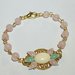 bracciale con perle di giada e filigrana in ottone, mini cabochon applicati sulla filigrana, bracciale montato con minuteria dorata