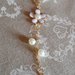 Collana lunga dorata con fiori smaltati bianchi e perle bianche