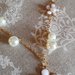 Collana lunga dorata con fiori smaltati bianchi e perle bianche