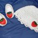 Cappellino e scarpette bambina bianco fatto a mano in COTONE 100% con fragole rosse 