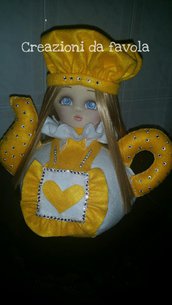Teiera bambolina cuoca gialla
