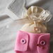 BOMBONIERA da BAMBINA (nascita,battesimo).Pannolino rosa in feltro con bottoncini e spilla.Fatta a mano