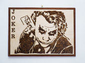Pirografia di Joker, realizzata da un immagine tratta dal film il Cavaliere Oscuro, su legno di betulla con base color Ciliegio