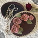 scatola di feltro ovale decorata con rose