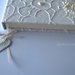 Guest book in carta di riso avorio  con cuori a rilievo e perline come decorazione