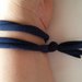 Braccialetto in fettuccia elastica con perle a foro largo - tonalità blu