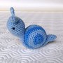 Lumaca amigurumi azzurra con calamita all'interno, fatta a mano all'uncinetto