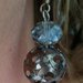 Orecchini pendenti con pallina metallica traforata e mezzo cristallo azzurro