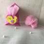 Bomboniera bustina in gomma crepla rosa sul davanti un cuore con un pulcino 