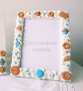 Cornice decorata con panna e biscotti azzurri