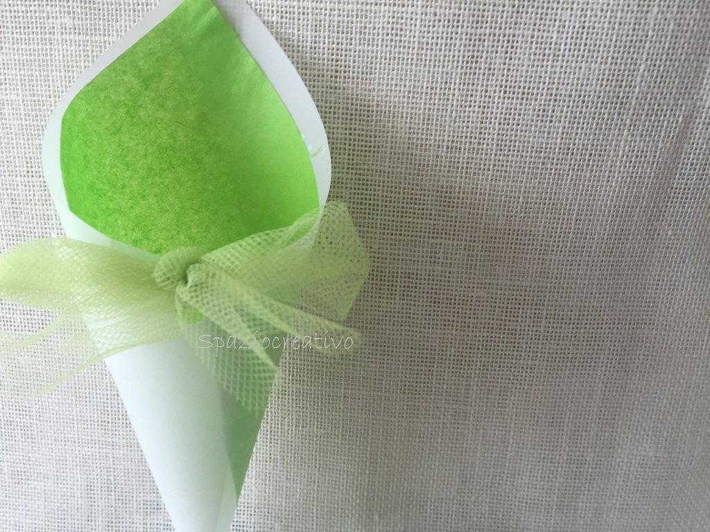 Coni portariso o confetti in carta pergamena e all'interno carta ve ...