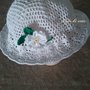 Cappello in cotone bianco con margherita