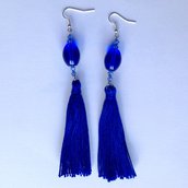 Orecchini pendenti lunghi con nappine di cotone blu e perline, fatti a mano
