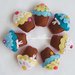 Colorati dolcetti di feltro come bomboniere: calamite personalizzabili per il battesimo, comunione, cresima della tua bambina!