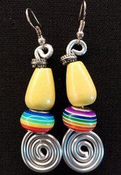 Orecchini pendenti alluminio e perle gialle fatti a mano