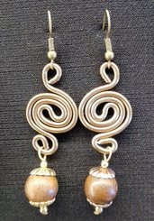 Orecchini pendenti in alluminio bronzo perle in legno fatti a mano