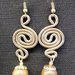 Orecchini pendenti in alluminio bronzo perle in legno fatti a mano