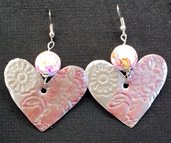 orecchini pendenti in alluminio a cuore rosa e beigie fatti a mano