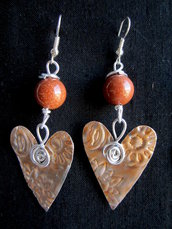 orecchini pendenti in alluminio a cuore con perle in pietra del sole fatti a mano