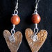 orecchini pendenti in alluminio a cuore con perle in pietra del sole fatti a mano