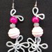 orecchini pendenti in alluminio e perle di legno rosa a fiore