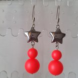 Orecchini pendenti con perle Swarovski neon red e stellina metallica