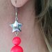 Orecchini pendenti con perle Swarovski neon red e stellina metallica