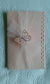 Partecipazione matrimonio in cartoncino cipria, tulle, farfalla e strass