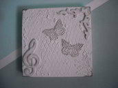 Quadro materico moderno bianco con elementi decorativi in legno:fregio,chiave di violino,farfalle