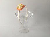 Cerchietto in seta avorio con fiore all'uncinetto a 3 strati beige, giallo e arancio e con perla beige centrale 