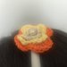 Cerchietto in seta avorio con fiore all'uncinetto a 3 strati beige, giallo e arancio e con perla beige centrale 