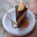 Anello fetta di torta al cioccolato e arancia piattino ceramica