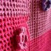 Sciarpa filet con fiorellini applicati crochet - Jo's Crochet