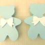 ORSETTO CORPO INTERO  - LEGNO LACCATO BABY BLUE con FIOCCO in legno   - misura standard  - sostituisce maniglie - no fimo 